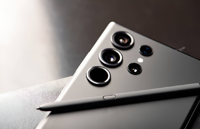 Camera_ 200MP Sensor, AI-Driven Photography