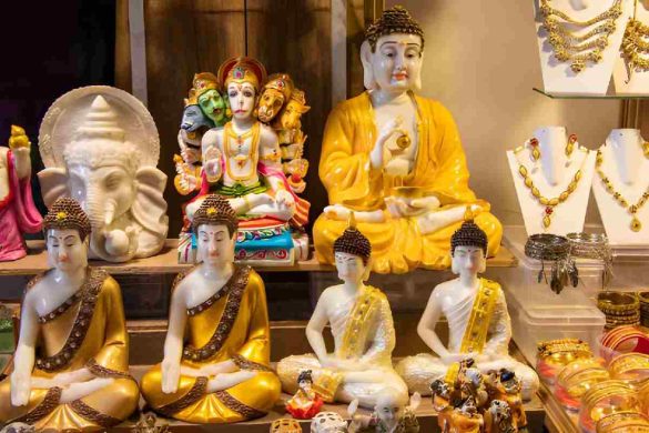 Buying a Hindu statue